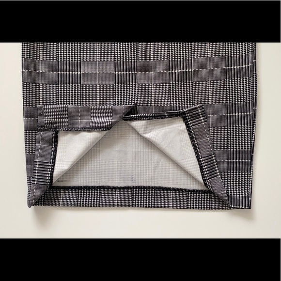 SIZE SMALL BLACK AND WHITE PATTERNED PENCIL SKIRT - Picture 4 of 7